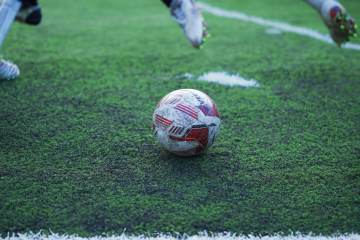 查尔顿2-1赫尔城保级成功，牛津联提前降级（配图示意）